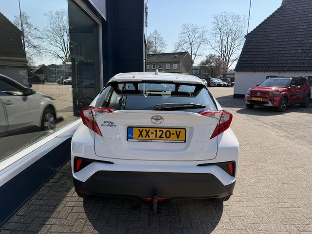 Toyota C-HR 1.2 Turbo 116 PK Comfort | Slechts 58.000 KM | Afneembare Trekhaak 1300 KG | Dealer Onderhouden | Adaptieve Cruise Control | Airco | Lichtmetalen Velgen | Hoge zitpositie | Radio CD Speler | Bluetooth | Inclusief Winterset ! |