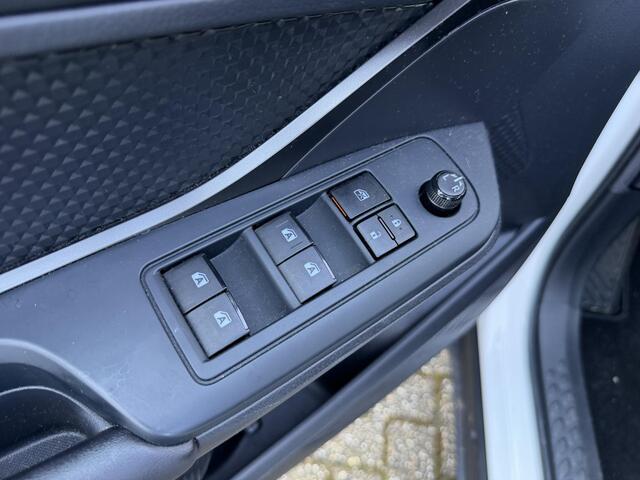 Toyota C-HR 1.2 Turbo 116 PK Comfort | Slechts 58.000 KM | Afneembare Trekhaak 1300 KG | Dealer Onderhouden | Adaptieve Cruise Control | Airco | Lichtmetalen Velgen | Hoge zitpositie | Radio CD Speler | Bluetooth | Inclusief Winterset ! |