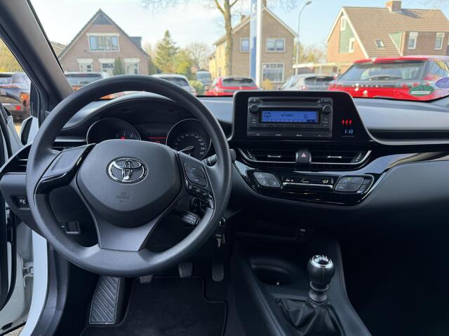 Toyota C-HR 1.2 Turbo 116 PK Comfort | Slechts 58.000 KM | Afneembare Trekhaak 1300 KG | Dealer Onderhouden | Adaptieve Cruise Control | Airco | Lichtmetalen Velgen | Hoge zitpositie | Radio CD Speler | Bluetooth | Inclusief Winterset ! |