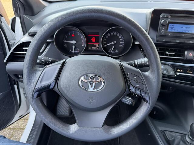 Toyota C-HR 1.2 Turbo 116 PK Comfort | Slechts 58.000 KM | Afneembare Trekhaak 1300 KG | Dealer Onderhouden | Adaptieve Cruise Control | Airco | Lichtmetalen Velgen | Hoge zitpositie | Radio CD Speler | Bluetooth | Inclusief Winterset ! |