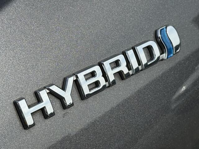 Toyota C-HR 1.8 Hybrid Executive / Dealer Onderhouden / Fabrieksgarantie t/m 05-2028 / Afneembare Trekhaak / All Seasonbanden / Navigatie / Camera / JBL Audio / Stoelverwarming / Adaptive Cruise Control / Climate Control /