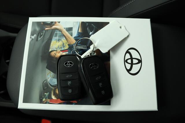 Toyota C-HR First Edition 77 kWh | Adaptive cruise control | 20" velgen | Camera | Navigatie |