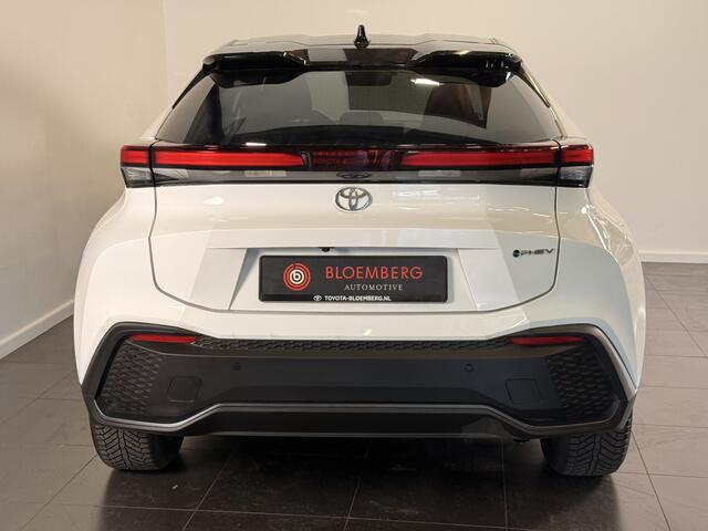 Toyota C-HR 2.0 Plug-in Hybrid 220 First Edition | 12,3" scherm | Stuurverwarming | All season banden |