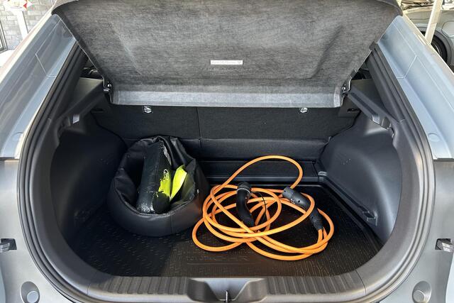 Toyota C-HR First Edition 77 kWh, Inruilpremie ¤2.000,- BSM, Apple Carplay/Android Auto, Stoel & Stuur verwarming!