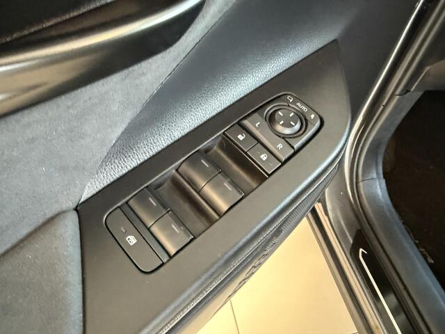 Toyota C-HR 2.0 Plug-in Hybrid 220 Executive NL Auto, 5881KM, BTW Auto, PHEV, ex demo korting !