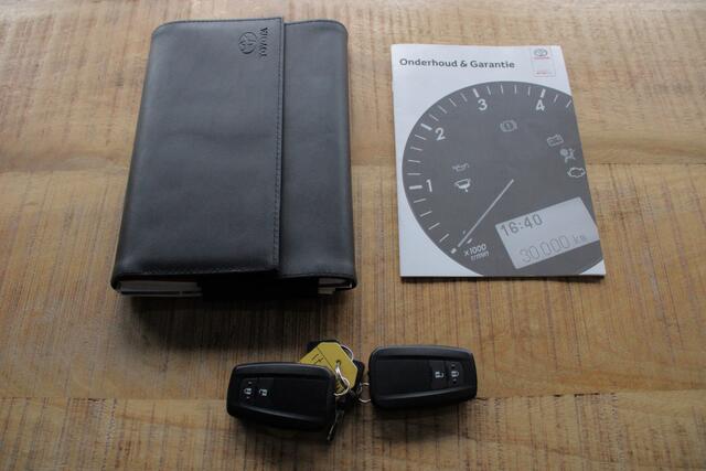 Toyota C-HR 1.8 Hybrid Bi-Tone |trekhaak|JBL|stoelverwarming|navigatie|