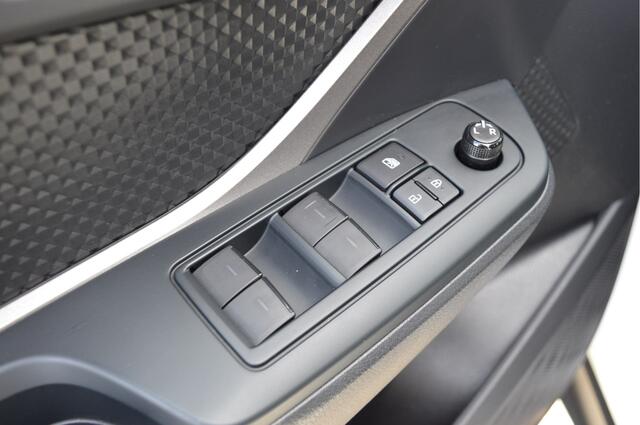 Toyota C-HR 1.8 Hybrid Active NL-Auto / Apple,android / Led verl. / Clima / 67000KM