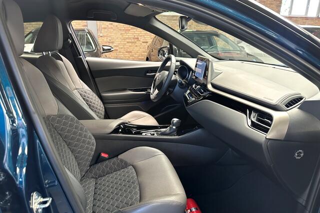 Toyota C-HR 1.8 Hybrid Style Bi-Tone Carplay / Safety Pakket / Navi