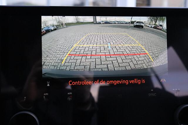 Toyota C-HR First Edition 77 kWh Inruilpremie ¤2.000,- BSM, Apple Carplay/Android Auto, Stoel & Stuur verwarming!