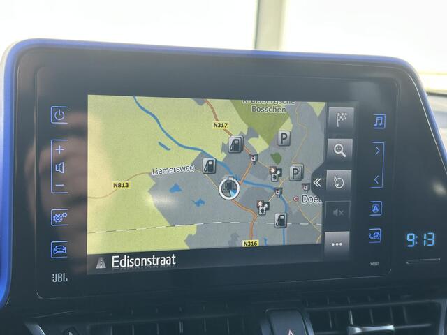 Toyota C-HR 1.8 Hybrid Bi-Tone Plus / JBL Audio / Trekhaak / Adaptief Cruise Control / Achteruitrijcamera / Climate Control / Navigatie / Parkeersensoren / 18'' LM Velgen /