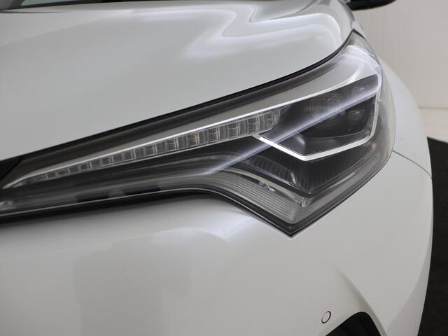 Toyota C-HR 1.8 Hybrid Bi-Tone Plus Trekhaak afneembaar | VOL LEDER | Dodehoekdetectie | JBL | Stoel/Stuurverwarming |