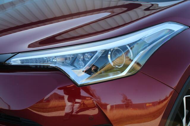 Toyota C-HR 1.8 Hybrid Style | Incl. 12 maanden garantie | Adaptieve cruise control | Lane assist | JBL audio | Afneembare trekhaak | Parkeercamera | Navigatie | Stoelverwarming |