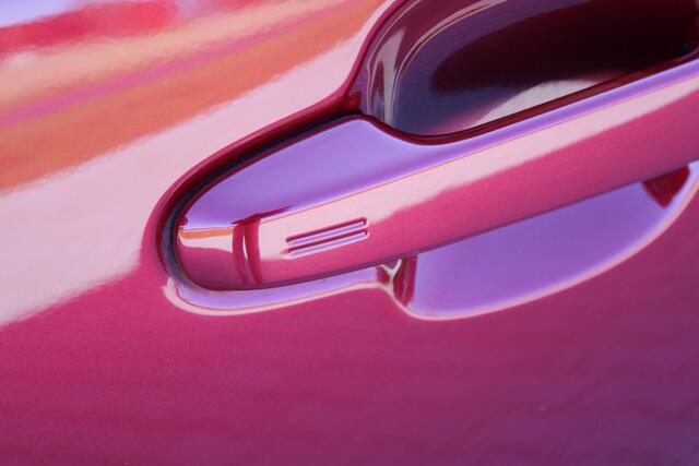 Toyota C-HR 1.8 Hybrid Style | Incl. 12 maanden garantie | Adaptieve cruise control | Lane assist | JBL audio | Afneembare trekhaak | Parkeercamera | Navigatie | Stoelverwarming |