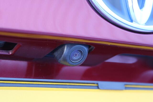 Toyota C-HR 1.8 Hybrid Style | Incl. 12 maanden garantie | Adaptieve cruise control | Lane assist | JBL audio | Afneembare trekhaak | Parkeercamera | Navigatie | Stoelverwarming |