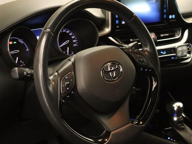 Toyota C-HR 1.8 Hybrid Dynamic - ORIGINEEL NEDERLANDSE AUTO - AFNEEMBARE TREKHAAK - 725KG GEREMD TREKGEWICHT - PARKEERSENSOREN VOOR EN ACHTER - NAVIGATIE - DODEHOEK DETECTIE - HOMMEL ONDERHOUDEN - STOELVERWARMING - JBL GELUIDSINSTALLATIE