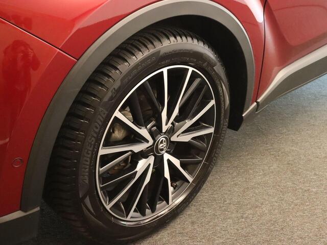 Toyota C-HR 1.8 Hybrid Dynamic - ORIGINEEL NEDERLANDSE AUTO - AFNEEMBARE TREKHAAK - 725KG GEREMD TREKGEWICHT - PARKEERSENSOREN VOOR EN ACHTER - NAVIGATIE - DODEHOEK DETECTIE - HOMMEL ONDERHOUDEN - STOELVERWARMING - JBL GELUIDSINSTALLATIE