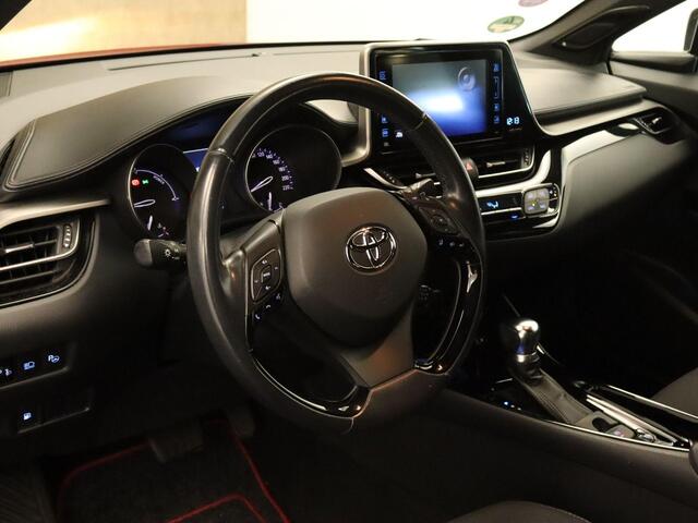 Toyota C-HR 1.8 Hybrid Dynamic - ORIGINEEL NEDERLANDSE AUTO - AFNEEMBARE TREKHAAK - 725KG GEREMD TREKGEWICHT - PARKEERSENSOREN VOOR EN ACHTER - NAVIGATIE - DODEHOEK DETECTIE - HOMMEL ONDERHOUDEN - STOELVERWARMING - JBL GELUIDSINSTALLATIE