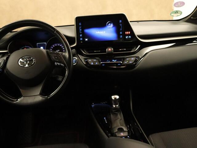 Toyota C-HR 1.8 Hybrid Dynamic - ORIGINEEL NEDERLANDSE AUTO - AFNEEMBARE TREKHAAK - 725KG GEREMD TREKGEWICHT - PARKEERSENSOREN VOOR EN ACHTER - NAVIGATIE - DODEHOEK DETECTIE - HOMMEL ONDERHOUDEN - STOELVERWARMING - JBL GELUIDSINSTALLATIE