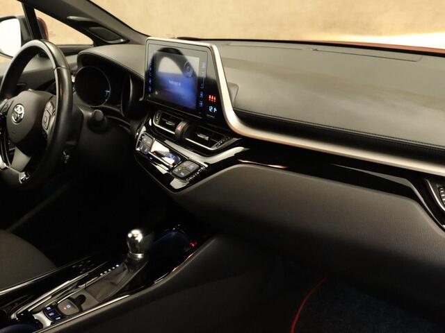 Toyota C-HR 1.8 Hybrid Dynamic - ORIGINEEL NEDERLANDSE AUTO - AFNEEMBARE TREKHAAK - 725KG GEREMD TREKGEWICHT - PARKEERSENSOREN VOOR EN ACHTER - NAVIGATIE - DODEHOEK DETECTIE - HOMMEL ONDERHOUDEN - STOELVERWARMING - JBL GELUIDSINSTALLATIE
