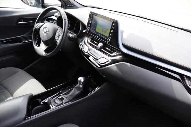 Toyota C-HR 1.8 Hybrid Business Plus Stoelverwarming/Achteruitrijcamera/JBL Audio/Navigatie/DAB/Bluetooth/Climate control/18 inch Licht metaal 2E PINKSTERDAG GEOPEND VAN 12:00 TOT 17:00 (ROTTERDAM&HELLEVOETSLUIS)