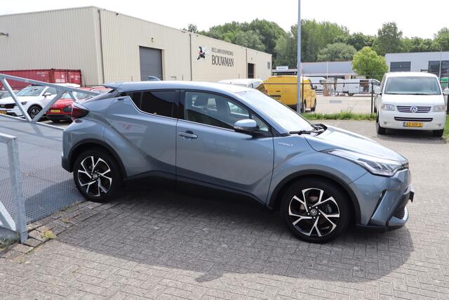 Toyota C-HR 1.8 Hybrid Business Plus Stoelverwarming/Achteruitrijcamera/JBL Audio/Navigatie/DAB/Bluetooth/Climate control/18 inch Licht metaal 2E PINKSTERDAG GEOPEND VAN 12:00 TOT 17:00 (ROTTERDAM&HELLEVOETSLUIS)