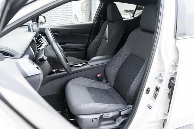 Toyota C-HR 2.0 Hybrid Executive Trekhaak | Achteruitrijcamera | Stuurwiel Verwarming | Verwarmde Voorstoelen | Cruise Control | Dodehoek Assistentie | Lane Assist |