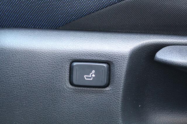 Toyota C-HR 1.8 Hybrid Bi-Tone | Rijklaar | Stoel-/stuurverw. | Blind Spot | Trekhaak | PDC | Camera | All-season | Adap.cruise