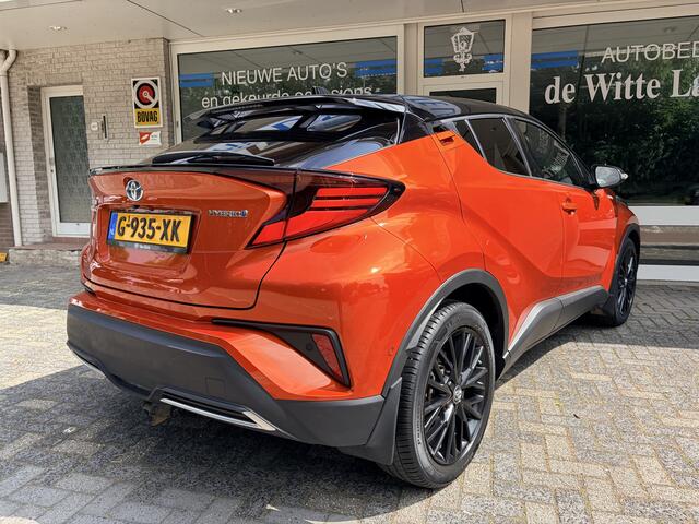 Toyota C-HR 2.0 Hybrid Launch Edition 32.000 K.M. Two Tone/Lederen bekl./Cruise contr. adapt./Dode hoek detect./Elektr. verstb. stoel/Autom. airco/JBL Audio Premium/Verw. inklpb. buitensp./Navigatie full Map/ Keyless entry+Start/LM 18 Inch