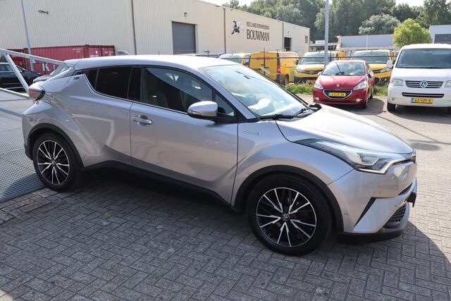 Toyota C-HR 1.8 Hybrid Dynamic Stoelverwarming/Achteruitrijcamera/Dodehoek assistent/Navigatie/DAB/Bluetooth/Climate control/18 inch Licht metaal