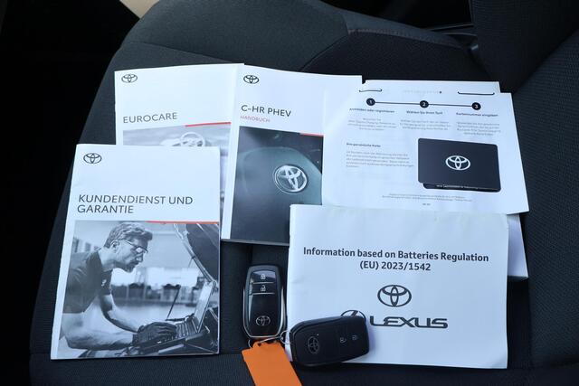 Toyota C-HR 2.0 Plug-in Hybrid 220 Dynamic 1e Eigenaar | BTW | Fabrieks Garantie | Winterpakket | Camera | Navi | Carplay | ACC | Climate | Keyless | Bots | Full Led | PDC