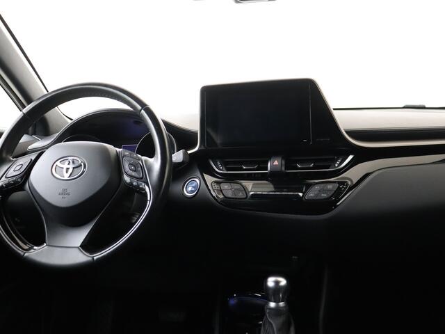 Toyota C-HR 1.8 Hybrid Style | Dodehoek detectie | Parkeersensoren voor+achter met assistent | Navigatie | Climate Control | Cruise Control Adaptive | Achteruitrijcamera | Bluetooth |