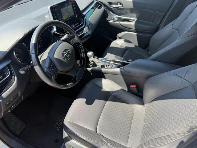 Toyota C-HR 1.8 Hybrid Bi-Tone AFNEEMBARE TREKHAAK | DODE HOEK DETECTIE | FULL LED PAKKET | LEDER | CAMERA | NAVAIGATIE | STOEL VERWARMING | AIRCO/ ECC | CRUISECONTROL | PARKEERSENSOREN | LANE ASSISTENT | DAB | KEY LESS ENTRY/GO |