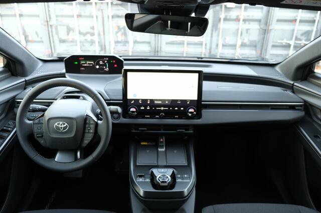 Toyota C-HR First Edition 77 kWh | Warmtepomp | Apple Carplay & Android Auto | Achterklep, elektrisch bedienbaar | Privacy Glass op achterruit | Trekhaakvoorbereiding | Buitenspiegels, automatisch in