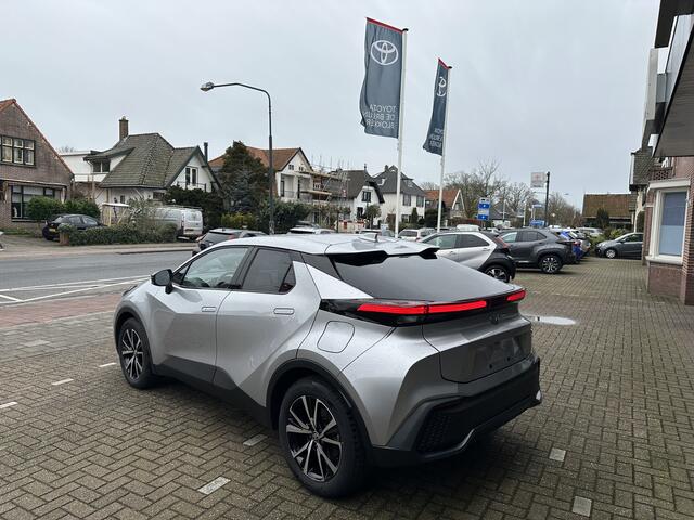 Toyota C-HR 2.0 Plug-in Hybrid 220 Dynamic dodehoekdetectie / stoelverwarming / stuurwielverwarming / parkeersensoren voor + achter / Navigatie / Apple Carplay / Android Auto / parkeercamera / 10 jaar Toyota garantie / rijklaarprijs incl. Toyota Pechhulppas