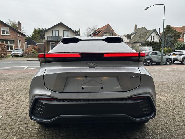 Toyota C-HR 2.0 Plug-in Hybrid 220 Dynamic dodehoekdetectie / stoelverwarming / stuurwielverwarming / parkeersensoren voor + achter / Navigatie / Apple Carplay / Android Auto / parkeercamera / 10 jaar Toyota garantie / rijklaarprijs incl. Toyota Pechhulppas
