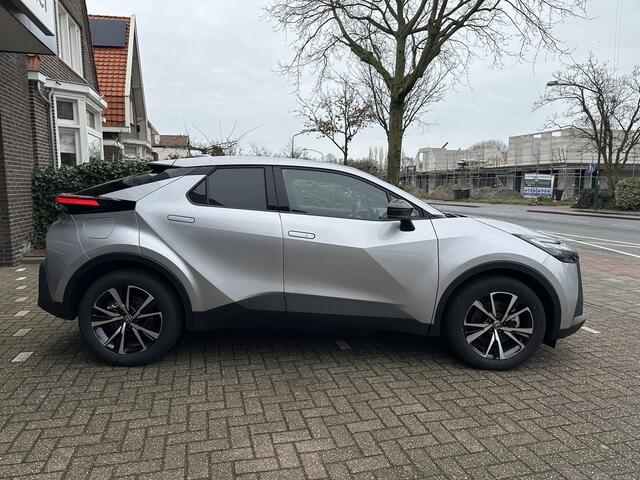 Toyota C-HR 2.0 Plug-in Hybrid 220 Dynamic dodehoekdetectie / stoelverwarming / stuurwielverwarming / parkeersensoren voor + achter / Navigatie / Apple Carplay / Android Auto / parkeercamera / 10 jaar Toyota garantie / rijklaarprijs incl. Toyota Pechhulppas