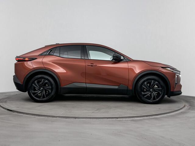 Toyota C-HR First Edition 77 kWh | Apple Carplay & Android Auto | Parkeercamera | Onderweg-naar-dealer*