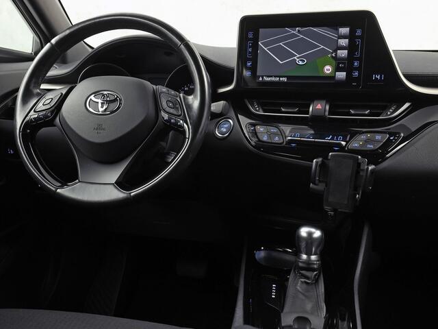 Toyota C-HR 1.8 Hybrid Sport Automaat (NAVIGATIE, CAMERA, STUUR/STOELVERWARMING, GETINT GLAS, SPORTSTOELEN, ADAPTIVE CRUISE, KEYLESS, NIEUWSTAAT)