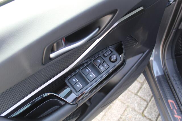 Toyota C-HR 1.8 Hybrid Executive dodehoekdetectie l Keyless entry l Keyless start l airco automatisch l