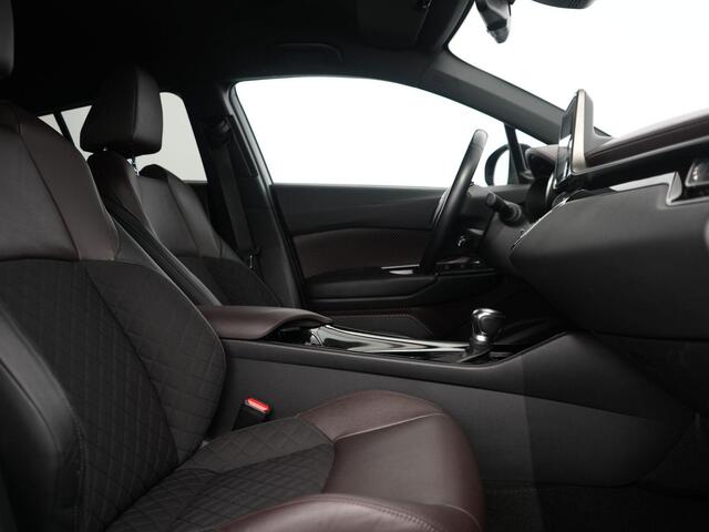 Toyota C-HR 1.8 Hybrid Executive | Trekhaak | Camera | Cruise | Stoelverwarming | Navi |