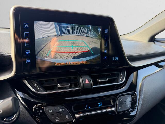 Toyota C-HR 1.8 Hybrid Dynamic Aut- Camera, Navigatie, Stoelverwarming, Trekhaak, Privacy Glass