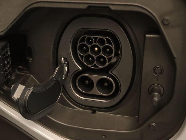 Toyota C-HR First Edition 77 kWh - ORIGINEEL NEDERLANDSE AUTO - DEMO VOERTUIG! - ELEKTRISCHE ACHTERKLEP - DODEHOEKDETECTIE - STOEL/STUURVERWARMING - KEYLESS ENTRY/START - NAVIGATIESYSTEEM FULL-MAP - CLIMATE CONTROL - ADAPTIEVE CRUISE CONTROL - PARKEERSENSOREN VOOR EN ACHTER - 2X DRAADLOZE TELEFOONLADER