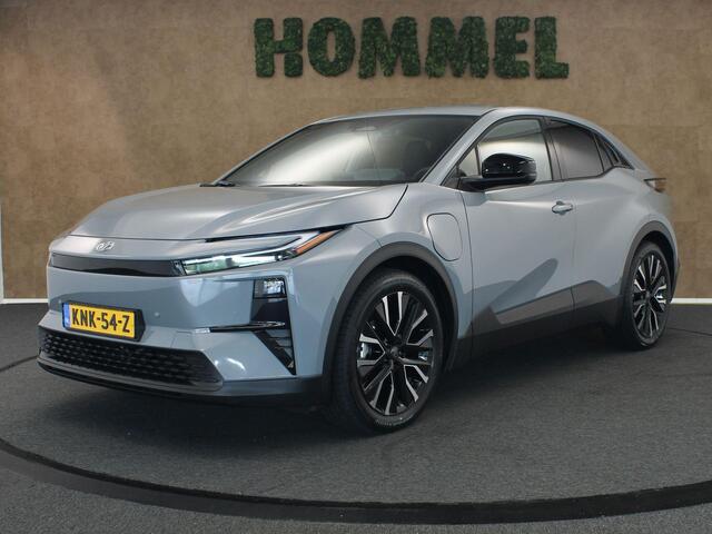 Toyota C-HR First Edition 77 kWh - ORIGINEEL NEDERLANDSE AUTO - DEMO VOERTUIG! - ELEKTRISCHE ACHTERKLEP - DODEHOEKDETECTIE - STOEL/STUURVERWARMING - KEYLESS ENTRY/START - NAVIGATIESYSTEEM FULL-MAP - CLIMATE CONTROL - ADAPTIEVE CRUISE CONTROL - PARKEERSENSOREN VOOR EN ACHTER - 2X DRAADLOZE TELEFOONLADER