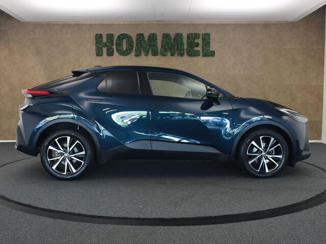 Toyota C-HR 1.8 Hybrid 140 First Edition - ORIGINEEL NEDERLANDSE AUTO - AFKOMSTIG VAN 1E EIGENAAR - ELEKTRISCHE ACHTERKLEP - 18 INCH LICHT METALEN VELGEN - PARKEERASSISTENT - PARKEERSENSOREN VOOR/ ACHTER - NAVIGATIE - DRAADLOZE TELEFOONLADER - APPLE CARPLAY/ ANDROID AUTO - ELEKTRISCH INKLAPBARE BUITENSPIEGELS