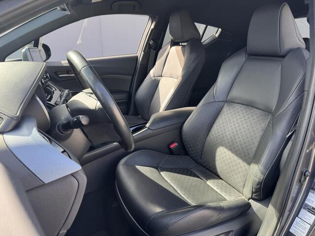 Toyota C-HR 2.0 Hybrid Executive / Trekhaak Afneembaar / Apple Carplay/Android Auto / Stoelverwarming + stuurverwarming / Achteruitrijcamera / Vollederen interieur/ Elektrische stoel(en)