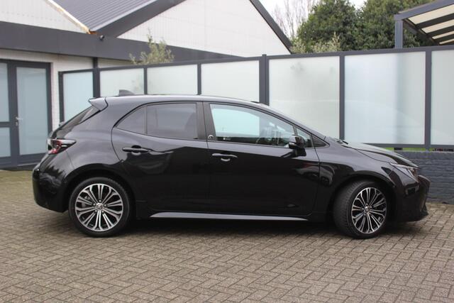Toyota COROLLA 1.8 Hybrid Dynamic Full LED, Navi/Carplay, Camera, PDC, BLISS, 18", Draadloos Laden, Safety Sence, All Season!!