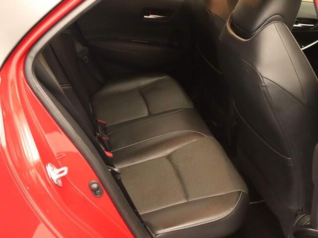 Toyota COROLLA 2.0 Hybrid Bi-Tone Style - BI-TONE - ADAPTIEVE CRUISE CONTROL - HEAD UP DISPLAY - KEYLESS ENTRY/START - VOORSTOELEN VERWARMD - ACHTERRUITRIJCAMERA - LEDEREN BEKLEDING - JBL GELUIDSINSTALLATIE