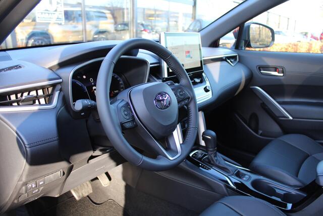 Toyota COROLLA Cross Hybrid 200 Style | Nieuw uit voorraad | Stoelverwarming | PDC | Navi | Apple/Android | Elek achterklep | BSM