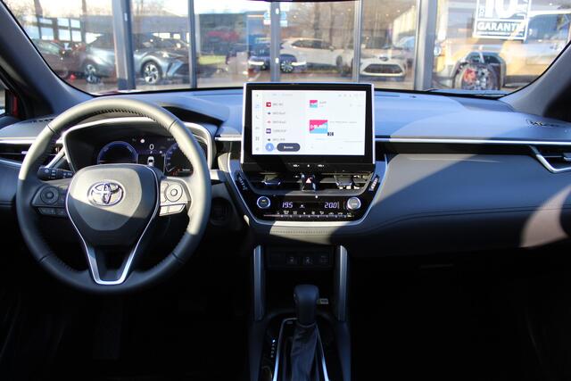 Toyota COROLLA Cross Hybrid 200 Style | Nieuw uit voorraad | Stoelverwarming | PDC | Navi | Apple/Android | Elek achterklep | BSM