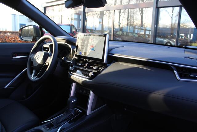 Toyota COROLLA Cross Hybrid 200 Style | Nieuw uit voorraad | Stoelverwarming | PDC | Navi | Apple/Android | Elek achterklep | BSM